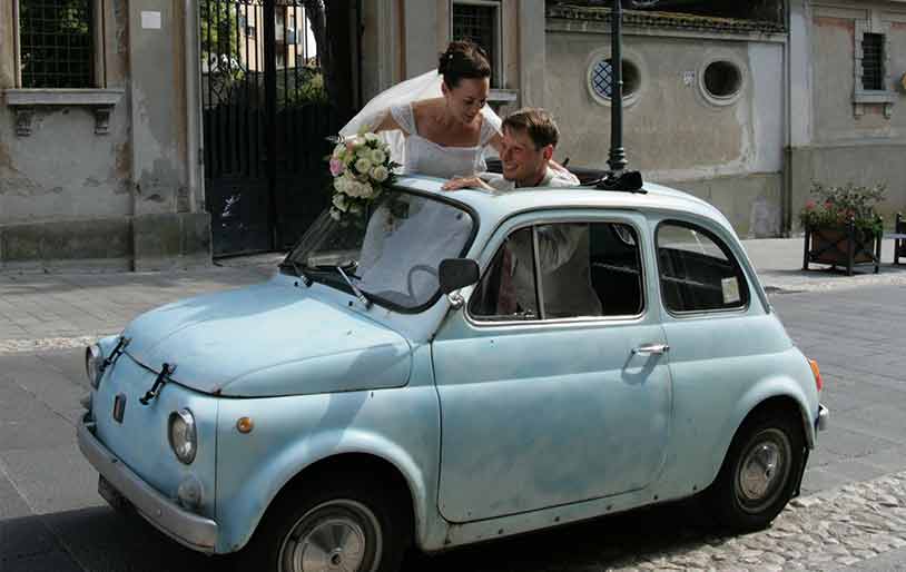 Une voiture en harmonie avec le style du mariage