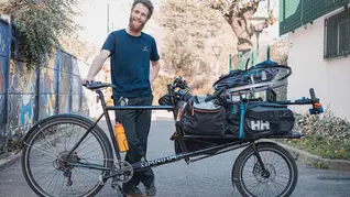 Un homme à vélo