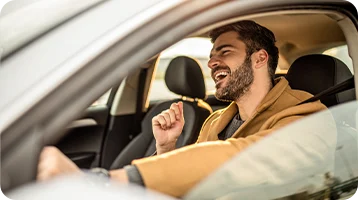 Homme qui chante dans sa voiture